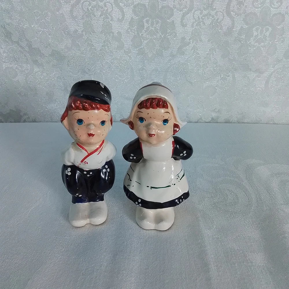 Charming vintage kissing Dutch couple salt and pepper shakers